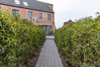 <p>Vlakbij het bruisende centrum en toch rustig gelegen, bevindt zich deze halfopen bebouwing met alle hedendaags comfort met de optie gemeubeld aan te kopen. De woning combineert op harmonieuze wijze landelijke charme met een strakke, moderne afwerking – ideaal voor wie op zoek is naar rust, ruimte en luxe. Op de eerste en tweede verdieping beschikt de woning over vier volwaardige slaapkamers en een stijlvolle badkamer met een afzonderlijk toilet en zolderberging. De open, volledig uitgeruste keuken met berging sluit naadloos aan op de leefruimte en biedt een mooi zicht op de eetplaats, het salon en de tuin. Dankzij de grote raampartijen geniet de woning van een overvloed aan natuurlijk licht, wat het ruimtegevoel extra versterkt. Aansluitend vind je een ruim terras met een prachtig uitzicht op de aangelegde, onderhoudsvriendelijke tuin – de perfecte plek om in alle rust te ontspannen. De centrale ligging in de driehoek Antwerpen–Brussel–Gent zorgt voor een uitstekende bereikbaarheid en maakt deze woning tot een ideale uitvalsbasis. Bovendien scoort de woning bijzonder goed op vlak van energie, met recente technieken die zorgen voor een lage energiefactuur en een gunstig EPC-label B. Alle voorzieningen van Bornem bevinden zich binnen handbereik, wat het wooncomfort compleet maakt. Interesse in deze instapklare en energiezuinige woning? Contacteer ons via 03/283.84.84 of mail naar gert@ax-quality.be voor een bezichtiging en ontdek zelf de troeven van dit pand.</p>