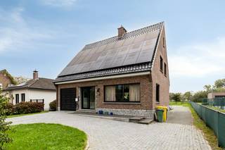 Indeling als volgt:<br /><br />GELIJKVLOERS:<br />We betreden de woning via de inkomhal die uitgeeft naar de keuken en leefruimte.<br />De ruime leefruimte op gietvloer (ca. 34m²) beschikt over veel natuurlijk lichtinval en een fijne connectie met de tuin door de grote raampartijen.<br />De open keuken (ca. 10m²) sluit naadloos aan op de leefruimte en is voorzien van alle comfort: elektrisch kookvuur, dampkap, koelkast, diepvries, vaatwasser, oven en voldoende kastruimte.<br />De achterinkom voorziet nog in een apart toilet met douchecabine. Kids die buiten gespeeld hebben en even opgefrist moeten worden? Geen enkel probleem!<br />Verder vinden we nog een gelijkvloerse slaapkamer terug.<br /><br />EERSTE VERDIEPING:<br />De ruime nachthal geeft uit op twee slaapkamers (ca. 25m² - 12m²).<br />De badkamer beschikt over een douche en dubbel wandmeubel.<br />Verder vinden we veel extra bergruimte terug op deze verdieping.<br /><br />TWEEDE VERDIEPING:<br />Via de vaste trap komen we op de zolderverdieping die volledig afgewerkt werd en onderverdeeld in nog twee extra slaapkamers van ca. 16m².<br /><br />Diversen:<br />- Zeer goed EPC!<br />- Volledig omheinde tuin<br />- Volledig onderkelderd (ca. 80m²)<br />- Vloerverwarming<br />- 27 zonnepanelen<br />- Rolluiken aanwezig<br /><br />(ver-)Kopen of (ver-)huren in Kalmthout, Essen en omstreken?<br />Met vragen kan u altijd bij ons terecht! <br />Dewaele Vastgoed Kalmthout<br />Dewaele vastgoed met advies.<br /><br /><br />Bestuursmaatregelen in het maatregelenregister: nee