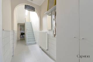 <p>Te koop in de Elststraat 106 te Zele: een aangename woning met drie slaapkamers, gelegen op wandelafstand van het centrum van Zele. In de directe omgeving bevinden zich onder andere bakkers, slagers, horecazaken, warenhuizen en andere dagelijkse voorzieningen. Daarnaast geniet de woning van een vlotte verbinding met het op- en afrittencomplex van de E17. De woning omvat op het gelijkvloers een inkomhal, een woonkamer, een keuken, een badkamer en een afzonderlijk toilet. Op de eerste verdieping bevinden zich twee slaapkamers. De zolderverdieping is ingericht als derde slaapkamer. Achter de woning bevindt zich een aangename stadstuin. De elektrische installatie is conform en de woning beschikt over een EPC van 277 kWh/m² per jaar, goed voor een energielabel C. Er is geen renovatieverplichting van toepassing. Daarnaast is de woning asbestveilig en beschikt ze over een P- en G-score A. De woning is momenteel verhuurd en vormt dankzij de ligging, indeling en drie slaapkamers een interessante starterswoning of investering. Wg, Vg, Gmo, Gvv, Gvkr</p>