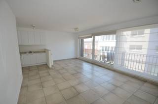 Res.Seahorse II.<br />Modern, mooi afgewerkt appartement gelegen op de 1de verdieping van de Baron de Maerelaan in Zeebrugge-Bad vlakbij het strand. Indeling: inkom met afzonderlijk toilet, open keuken, lichtrijke leefruimte met grote schuiframen uitgevend op het balkon, 2 ruime slaapkamers uitgevend op ruim zuidgericht terras, douchekamer met lavabo en bergruimte met plaats voor wasmachine. Autostaanplaats inbegrepen. 900 euro per maand + forfait syndickosten 75 euro per maand.<br />Ref.OGA518