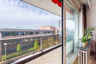 <strong><span>Sale & Rentback – Vastgoedinvestering met stabiele huurinkomsten. <br /></span></strong><br /><strong>Ruim 3 slaapkamer appartement met terras en extra garagebox op uitstekende locatie nabij winkels, scholen, sportfaciliteiten, openbaar vervoer, belangrijke in- en uitvalswegen.</strong><br /><br /><strong>De huidige eigenaar wordt na de notariële akte vaste huurder via een afgesproken huurcontract aan €1.100 per maand exclusief onkosten. Dit betekent een 100% vast en g<span>eïndexeerd</span> rendement in een uiterst betrouwbare formule.</strong><br /><br /><span><strong>INDELING:</strong></span><br />De centrale INKOMHAL met vestiariekast en handige opbergruimte geeft toegang tot de ruimtes.<br />Een ruime en lichtrijke LIVING ca. 35m² met TERRAS ca. 6m². Ensuite de ingerichte KEUKEN ca. 13m² met ontbijthoek, opberkasten en toestellen; een kookplaat, dampkap, dubbele spoelbak, koelkast met diepvries en een oven<br />Verder heeft u een apart gastentoilet en de ingerichte BADKAMER ca. 6m² met dubbele wastafel, WC en een ligbad met douchemogelijkheid.<br />De eerste SLAAPKAMER ca. 10m² op laminaat is voorzien van ingemaakte kasten, de tweede SLAAPKAMER ca. 11m², en de derde MASTER SLAAPKAMER ca. 16m².<br /><br />Een KELDERBERGING is inbegrepen.<br /><br />De inpandige GARAGEBOX met automatische poort is apart aan te kopen aan €24.500.<br /><br /><span><strong>BIJZONDERHEDEN:</strong></span><br />* <span>SALE & RENTBACK – Zorgeloos investeren met vaste huuropbrengst - Uitstekende investeringsformule met geïndexeerd rendement op langere termijn.<br /></span>* Ruim 3 slaapkamer appartement met terras op centrale locatie, in een rustige enkel richtingsstraat.<br />* Zeer goed onderhouden gebouw; recente ketel (2024), dak conform en voorzien van isolatie, liften conform.<br />* Fietsenberging in het gebouw<br />* EPC: 116kWh/m² <br />* Kelder inbegrepen <br />* Garagebox apart te koop