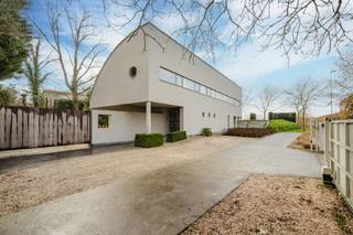 This unique villa with a living area of no less than 300m² is looking for its new residents! The location & cozy garden are just a few of the many advantages!<br /><br />The layout is as follows:<br />You will be welcomed into a spacious entrance hall, complete with cloakroom and separate guest toilet.<br /><br />The house has a bright living space with a view of the garden and the countryside, so you can fully enjoy the view of greenery. The adjoining dining area is spacious and attractive.<br /><br />The practical kitchen is fully equipped with all modern comforts (oven, steam oven, microwave, refrigerator, dishwasher and gas stove). Right next to it, there is a handy laundry room and extra storage space for optimal convenience.<br /><br />Thanks to the large windows and the well thought-out layout, each room enjoys pleasant light and a relaxing contact with the outside environment.<br /><br />On the first floor:<br />There is a very spacious office space that can perfectly serve as a second living space or hobby room. <br /><br />Through the night hall, you have access to 4 full bedrooms.<br /><br />There is a comfortable, large bathroom with a bath, shower and double sink.<br /><br />The house also has a sunny garden, a practical attic, many parking options and solar panels!<br /><br />Interested? Request a visit at www.dewaele.com