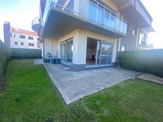 <p><span>Aangenaam gelijkvloersappartement op een rustige en gegeerde ligging, op wandelafstand van het strand en de duinen.</span><span> De combinatie van een praktische indeling, een ruime buitenruimte en de nabijheid van zee maakt deze woning bijzonder aantrekkelijk voor wie comfortabel aan de kust wil wonen.</span></p><p><span>Bij het betreden van het appartement komt u in de inkomhal, die toegang biedt tot de gezellige leefruimte. Deze beschikt over een volledig ingerichte keuken en geniet van een rechtstreekse verbinding met het terras. Aansluitend bevindt zich de </span><span>privatieve tuin</span><span>, een aangename buitenruimte waar u in alle rust kunt ontspannen en genieten van het buitenleven.</span></p><p><span>Het appartement beschikt verder over een </span><span>ruime slaapkamer met dressing</span><span>, een badkamer voorzien van een dubbele lavabo en bad/douchecombinatie, een afzonderlijk toilet en een praktische berging</span></p><p><span>Als bijkomende troef beschikt het appartement over </span><span>een garage en een staanplaats, beide inbegrepen in de prijs</span><span>. Hierdoor geniet u niet alleen van een comfortabele woonomgeving, maar ook van extra parkeergelegenheid en praktische bergruimte.</span><span> </span></p><p><span>Troeven</span></p><ul><li><span>Gelijkvloerse ligging</span></li><li><span>Terras met privatieve tuin</span></li><li><span>Ruime slaapkamer met dressing</span></li><li><span>Volledig ingerichte keuken</span></li><li><span>Praktische indeling</span></li><li><span>Rustige ligging</span></li><li><span>Op wandelafstand van strand en duinen</span></li><li><span>Geschikt voor permanente bewoning</span></li></ul><p><span>Een aangenaam appartement met een mooie combinatie van comfort, rust en buitenruimte, op een uitstekende ligging nabij zee.</span></p><p><span>.</span></p><p><span>Maandelijkse lasten: € 75</span></p><p><span>Huurwaarborg (3 maand): € 2775</span></p><p><span>Kosten plaatsbeschrijving: +- € 200</span></p><p><span>Vrij vanaf 01/11/2026</span></p><p><span> </span></p>