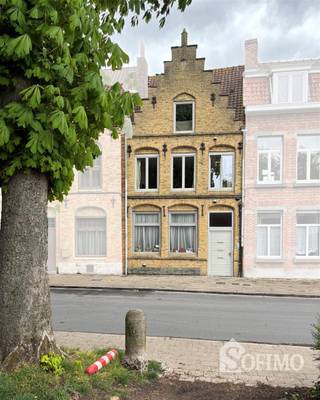 Appartementsgebouw/opbrengsteigendom met 3 verhuurde appartementen in centrum IeperGelijkvloersappartement (64m²): living, keuken, stadskoer,...