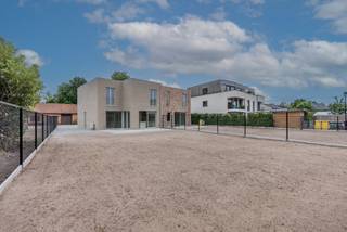 Deze woning is gunstig gelegen nabij het centrum van Mol-Sluis, op fietsafstand van lokale winkels, het station en het centrum van Mol. Je geniet hier van een vlotte verbinding naar omliggende gehuchten en gemeenten, evenals naar de E34 en E313.<br /><br />Via de inkomhal, met gastentoilet en vestiaireruimte, kom je in de leefruimte die bestaat uit een zithoek/eethoek en een leefkeuken. Dankzij de grote ramen heb je in alle ruimtes aangenaam veel lichtinval en een mooi zicht op de tuin. De leefkeuken is uitgerust met een koelkast met diepvries, inductiekookplaat met afzuiging, vaatwasser, heteluchtoven, microgolfoven, spoeltafel, voldoende kastruimte en een gezellige eethoek. Een grote schuifraam en een extra deur geven toegang tot het terras en de tuin. Aansluitend bevindt zich een praktische berging/wasplaats<br /><br />Op de verdieping brengt de nachthal, met extra toilet en linnenkast, je naar drie ruime slaapkamers (allemaal afgewerkt met klikvinyl), een badkamer en een extra berging. De masterbedroom beschikt over een dressinggedeelte. De badkamer is ingericht met een ligbad, een douche en een dubbele wastafel in meubel.<br /><br />Aan de leefkeuken is een terras aangelegd waar je kan genieten van de avondzon. De tuin is volledig genivelleerd en ingezaaid met gras, en rondom is een draadomheining van 1m80 geplaatst. De voortuin is aangeplant en voorzien van een wandelpad in klinkers. De oprit bestaat uit grindstabilisatie met honingraatplaten en siergrind. De koper heeft bovendien de mogelijkheid om zelf een vergunde carport met aansluitende fietsenberging te realiseren.<br /><br />De woning is hoogwaardig en kwalitatief afgewerkt en er werd extra aandacht besteed aan energiezuinigheid. Ze is voorzien van een warmtepomp, vloerverwarming met actieve koeling, een ventilatiesysteem type D met warmterecuperatie en bypass, zonnepanelen en aluminium ramen met hoogrendementsbeglazing.<br /><br />Deze woning is opgetrokken in duurzame staalframebouw, een bouwmethode die zorgt voor een bijzonder maatvaste en kwalitatieve structuur. Dankzij de lichte maar sterke opbouw zijn de muren uiterst stabiel, energiezuinig en snel te realiseren. Het resultaat is een woning met uitstekende isolatiewaarde, een strakke afwerking en een zeer comfortabele woonkwaliteit.<br /><br />De woning wordt volledig afgewerkt en geschilderd opgeleverd in maart 2026. Verkoop onder het BTW-stelsel (21%).<br /><br />-- EPB in opmaak --