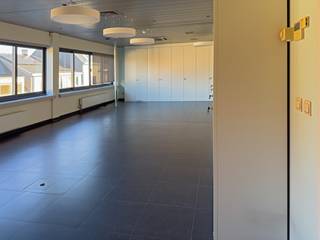 Representatieve kantoorruimte met een oppervlakte van 322 m², inclusief een praktische berging van 18 m².Deze uitmuntende locatie bevindt zich in de...