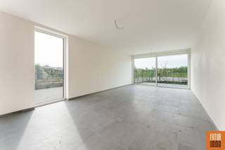 Tijdloze architectuur en strak design met zicht op de rustgevende velden. <br />Residentie Kroonevoorde biedt ruime appartementen in het centrum van Handzame. Hedendaags comfort, een gezellige buitenzone en de bushalte op wandelafstand: Kroonevoorde heeft alle ingrediënten om ten volle van het leven te genieten.<br /><br />Kroonevoorde trekt meteen de aandacht met zijn smaakvolle combinatie van materialen. De grijs genuanceerde gevelsteen en het donkere buitenschrijnwerk zorgen voor een klassevolle LOOK. De afwisseling van lichte en donkere materialen nodigt uit om de binnenkant te ontdekken. Dat smaakt naar meer.<br /><br />De hoogwaardige afwerking en een correcte prijs maken dat deze appartementen gegeerd zijn door eindgebruikers en door investeerders. Kies je nieuwe thuis uit ons aanbod nieuwbouwappartementen te Handzame. <br /><br />•Kies voor 1, 2 of 3 slaapkamers<br />•Aangename woonoppervlakte van 72m² tot 150m²<br />•Geniet van een volledige uitrusting<br />•Ingenieus ontwerp met slechts 1 lift voor alle appartementen.<br />•Veilige fietsenstalling en parkeerplaats of garage