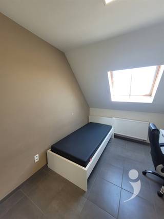 <p><span>Comfortkamers</span></p><p><span>Wij beschikken in totaal over 74 kamers, verdeeld over verschillende types om aan uiteenlopende behoeften te voldoen. Het aanbod bestaat uit 15 standaardkamers (SWO), 52 comfortkamers en 7 comfort+ kamers, verdeeld over vier verdiepingen. Elke verdieping is voorzien van twee keukens, ongeveer drie douches en vier toiletten, zodat bewoners steeds over voldoende faciliteiten beschikken.</span></p><p><span> </span></p><p><span>De comfortkamers hebben een oppervlakte tussen 13 m² en 15 m² en zijn op dezelfde hoogwaardige wijze afgewerkt als de standaardkamers. Ze worden aangeboden met:</span></p><p><span>De kamers bieden een praktische en aangename woonomgeving, ideaal voor studenten die op zoek zijn naar een functionele en goed uitgeruste ruimte.</span></p><p><span> </span></p><p><span>Bij interesse kunt u contact met ons opnemen via telefoonnummer 016/15.31.08 of per e-mail via student@immolivit.be.</span></p><p><span> </span></p>