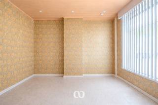 Ben je op zoek naar een betaalbare woning met 4 slaapkamers op een centrale ligging te Ronse? Gevonden!<br /><br />Deze woning bevindt zich in het centrum van Ronse met onmiddellijke toegang tot de Kruisstraat waarlangs je onmiddellijk Ronse kan uitrijden. Alle faciliteiten zijn dus stapvoets te bereiken. Mits enkele renovatiewerken kan je van deze woning een leuke thuis maken.<br /><br />Indeling:<br />-GLV: Via de inkomhal kom je rechts in het ruime bureel of rechtdoor in de leefruimte. Aansluitend volgt de keuken met berging. Er is tevens nog een badkamer.<br />-1stV: Twee zeer ruime slaapkamers.<br />-2deV: Twee kleinere slaapkamers.<br /><br />Spreekt deze woning jou aan en wens je hier een thuis van te maken? Maak snel een afspraak voor een bezoek ter plaatse.