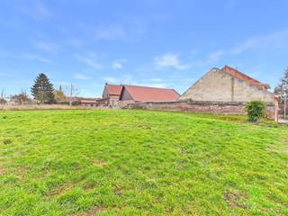 <p><span>In de rustige en landelijke Donkerstraat in Horpmaal bevindt zich deze mooie bouwgrond voor een halfopen bebouwing op een perceel van 5a 48ca. </span></p><p><span>Dankzij de centrale ligging zijn zowel Heers, Borgloon en Tongeren vlot bereikbaar. </span></p><p><span>De oprit van de E40 richting Luik en Brussel ligt op minder dan 9km. </span></p><p><span> </span></p><p><span>Het perceel is mooi hoog gelegen en geniet van een prachtig open zicht over de omliggende velden, wat zorgt voor een uitzonderlijk gevoel van ruimte en rust.</span></p><p><span> </span></p><p><span>De verkavelingsvoorschriften zijn ruim en laten de bouw van een landelijke woning toe met inplanting in het perceel. De maximum gevelbreedte bedraagt 9,74m en laat een bouwdiepte op het gelijkvloers van 16m toe. </span></p><p><span> </span></p><p><span>Dankzij de ligging is deze bouwgrond geschikt voor het realiseren van een ruime hedendaagse gezinswoning. De residentiële omgeving, gecombineerd met het landelijke karakter, maakt dit een ideale locatie voor wie comfortabel, rustig en groen wil wonen.</span></p><p><span> </span></p><p><span>Contacteer ons voor de bouwmogelijkheden of een bezoek ter plaatse!</span></p><p><span> </span></p><p><span>Pluspunten:</span></p><p><span>-</span><span> </span><span>landelijke ligging</span></p><p><span>- ruime woning mogelijk </span></p><p><span>- centrale ligging</span></p>