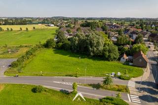 <p>Bouw uw droomwoning op een kwalitatief bouwperceel op een uitzonderlijk gelegen hoek in Deerlijk! Dit perceel van 653,19 m² aan de Stationsstraat 275 — hoek Tapuitstraat — combineert een vlotte bereikbaarheid met een open, groene woonomgeving. De gunstige bouwvoorschriften laten u toe om hier een stijlvolle open eengezinswoning te realiseren, volledig op maat van uw woonwensen.</p>
<p><strong>Bouwmogelijkheden in een notendop:</strong><br />✅ Maximale bouwbreedte: 14,75 meter<br />✅ Maximale bouwdiepte gelijkvloers: 13,50 meter | verdieping: 12 meter<br />✅ Tot 2 volwaardige bouwlagen onder hellend dak <br />✅ Kroonlijsthoogte tot 6 meter<br />✅ Carport integreerbaar in de linker zijtuinstrook (max. bouwdiepte 6 m, op 3 m achter de voorbouwlijn)</p>
<p><strong>Extra troeven die het verschil maken:</strong><br />✅ Perceel van 653,19 m² — open bebouwing op hoeklocatie<br />✅ Omgevingsvergunning verkaveling afgeleverd op 1 april 2026<br />✅ Gelegen in woongebied conform gewestplan<br />✅ Groene tuinzone met verplichte streekeigen beplanting<br />✅ Bijgebouwen mogelijk conform vrijstellingsbesluit<br />✅ Ruime parkeermogelijkheden op eigen terrein (min. 2 autostaanplaatsen)</p>
<p><em><strong>Aandacht:</strong> Voor dit lot dient rekening gehouden te worden met een bijdrage van €7.500 voor nutsinfrastructuur (riolering, elektriciteit, water).</em></p>
<p>Benieuwd naar de mogelijkheden? Wij begeleiden u graag met een persoonlijke prijssimulatie en inspirerende bouwvoorbeelden. Contacteer Immo Dhaene voor meer informatie of een vrijblijvend plaatsbezoek.</p>
<p><em>(renders zijn illustratief en niet inbegrepen in de vraagprijs)</em></p>