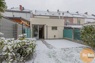 <br /><br />AALST - GEZINSWONING MET 4 KAMERS AAN DE STADSRAND<br />Deze goed onderhouden gezinswoning is gelegen nabij de ring van Aalst, maar toch ook dichtbij winkels, E40, scholen en openbaar vervoer.<br />De woning bestaat uit een inkomhal, woonkamer met eetplaats en tv-hoek, aparte eetkamer en achteraan de woning de keuken, badkamer en wasplaats. Deze biedt ook de doorgang naar de afgesloten tuin met vernieuwd terras.<br /><br />Op het verdiep zijn er twee slaapkamers en op de vernieuwde zolderverdieping zijn er nogmaals ook twee ingerichte, ruime slaapkamers.<br /><br />De woning heeft recent nog een facelift gehad met aluminium ramen, gevelisolatie met crepi en vernieuwd dak met goede isolatie.<br /><br />Ben je de persoon om hier de laatste hand aan te leggen en te zorgen voor een pareltje? Bel snel voor je afspraak 053/60.65.60<br />De vermelde prijs is een richtprijs. Na ontvangst van de biedingen zal de verkoper beslissen of hij/zij de eigendom verkoopt aan het beste bod. De richtprijs is aldus niet bindend voor de verkoper. Voor meer info kunt u ons contacteren of het reglement raadplegen op onze website.