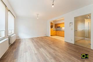 Centrum Landegem een gezellig twee slaapkamer appartement op het gelijkvloers met mooi terras en privé parkeerplaats. Het appartement geniet van een aangename lichtinval en een open leefgevoel.<br /><br />Het appartement beschikt over een inkomhal, een ruime en lichtrijke woonkamer met open keuken. Twee slaapkamers, een ingerichte badkamer afzonderlijk toilet, berging in het appartement en een ruime zolderberging op de bovenste verdieping. Verder is er nog een ruim terras en privé parking. De indeling is functioneel en ideaal voor comfortabel wonen in een rustige, maar centrale omgeving.<br /><br />Dit appartement is zowel geschikt voor eigen bewoning als een interessante investeringsopportuniteit.<br />Wenst u dit appartement te bezoeken bezoekdag dinsdag 19 mei 2026 van 16h tot 18h. Boek uw afspraak online via onze online agenda.<br /><br />Wenst u meer informatie? Contacteer ons via 09 395 05 40 of verkoop@concept-home.be.