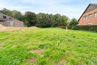 <p>OEDGELEGEN GROND van 1585m2 te OUDENAARDE! ZICHT OP GROEN! ZUID-OOSTgericht! Geen bouwverplichting! Ideaal voor VRIJ BEROEP in combinatie met wonen! Straatbreedte: 20m, Diepte: 75m, bebouwbare oppervlakte: 15m x 12,36m dus 185,4m2. Bezoek na afspraak met IMMO BEGUIN: 0486 606 600.</p>