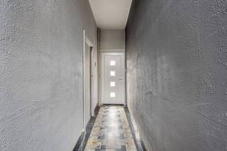 Te renoveren rijwoning met een bewoonbare oppervlakte van ca. 156 m², gelegen op een perceel van 1a66ca. Deze woning biedt een uitstekende basis voor wie op zoek is naar een karaktervolle stadswoning die volledig naar eigen smaak en woonwensen kan worden gerenoveerd.<br /><br />Op het gelijkvloers bevinden zich een inkomhal, een ruime leefruimte met eet- en zithoek, een keuken en een apart toilet. De kelderverdieping omvat een kelder met rechtstreekse toegang tot de tuin. Op de eerste verdieping zijn er twee slaapkamers, een badkamer en een nachthal. De tweede verdieping biedt bijkomende ruimte die, mits de nodige inrichting, kan worden ingericht als één of twee extra slaapkamers.<br /><br />Achter de woning bevindt zich een buitenruimte met potentieel om uit te groeien tot een gezellige stadstuin, een aangename meerwaarde in een stedelijke omgeving.<br /><br />De woning is centraal gelegen in Tienen, binnen de vesten en op korte afstand van winkels, scholen, openbaar vervoer en het station. Ook het stadscentrum met zijn handelszaken, horeca en voorzieningen bevindt zich vlot bereikbaar. De ligging combineert zo het gemak van het stadsleven met de mogelijkheid om een eigen groene buitenruimte te creëren.<br /><br />Met haar ruime indeling, drie bouwlagen en interessante ligging vormt deze woning een mooie opportuniteit voor kopers met renovatieplannen, starters of gezinnen die op zoek zijn naar een woning met potentieel. <br /><br />Bijkomende info (EPC, bodemattest, elektriciteit,...) kan U hieronder downloaden ↓