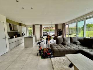 Prachtige hoekwoning te Elverdinge (Ieper), in een rustige doodlopende straat, residentieel gelegen en kindvriendelijk, omvattende o.a. op...