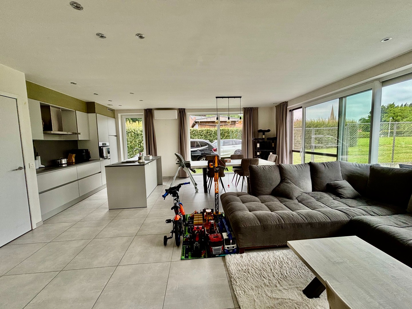 Centraal gelegen half open residentiële gezinswoning met 3 slpkmrs, tuin met grote tuinberging. - foto 2