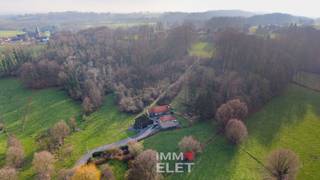 <p>Maison avec dépendances et terrains dans un cadre idyllique; Différentes parcelles, étant Bois, Patures et Prés sur une superficie totale de 18.240 m²; Accès par une allée privée, maison à rénover avec deux étages avec un débarrat. Location unique avec beaucoup d'intimité au cœur de la nature; dépendance, étant des anciennes écuries; hangare d'environ 100 m²; Possibilité de Disponibilité: par acte après paiement; échange concernant les parcelles H 872 + H 871 (+- 8.000 m²) et H 919 + partie de H 918, H 916 B, H 917, éventuellement à discuter.<br />Pour plus d'informations et/ou visite: info@elet.immo; <br /><br />Huis met bijgebouwen en terreinen in een idyllische omgeving; Verschillende percelen, bestaande uit bos, weiden en weilanden op een totale oppervlakte van 18.240 m²; Toegang via een privé-inrit, huis te renoveren met twee verdiepingen en een aangebouwde berging eveneens bestaande uit twee verdiepingen. Unieke ligging met veel privacy in het hart van de natuur; ruim bijgebouw, bestaande uit oude stallen; Opslagplaats/ schuur van ongeveer 100 m² (10x10); Beschikbaarheid: via akte na betaling; Ruil met betrekking tot de percelen H 872 + H 871 (+- 8.000 m²) en H 919 + deel van H 918, H 916 B, H 917, eventueel bespreekbaar.<br />Voor meer informatie en/of bezichtiging: info@elet.immo</p>