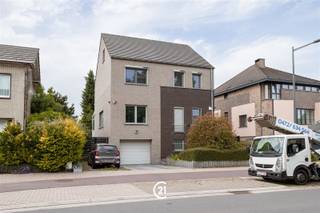 WELKOM IN DEZE PRACHTIGE GEZINSWONING IN DILBEEKDeze moderne, en zeer energiezuinige, gezinswoning in Dilbeek biedt de perfecte combinatie van ruimte, comfort en elegantie. Met een bewoonbare oppervlakte van 370m² en niet minder dan 5 slaapkamers is dit ideaal voor families, of voor een vrij beroep. Het huis beschikt over een uitstekende indeling met een lichte en open leefruimte waar woonkamer en eetkamer naadloos in elkaar overgaan. De gemoderniseerde keuken is voorzien van hoogwaardige apparaten en een handig keukeneiland waar u uw culinaire creativiteit de vrij loop kan laten gaan. Dankzij de grote ramen, komt er overvloedig daglicht binnen. De ramen zijn eveneens uitgerust met automatische rolluiken, die voor extra veiligheid zorgen en de warme temperaturen buiten houden.Op de eerste en tweede verdieping zijn 2 moderne badkamers terug te vinden, perfect voor een comfortabel gezinsleven. En met de 5 slaapkamers heeft u geen gebrek aan ruimte. U kan uw wagen, fietsen, of andere spullen, veilig parkeren in de gesloten garage en kelders. Het woongedeelte en kelderniveau, beschikken elk over een volledig onafhankelijk ventilatiesysteem. Dankzij de top ligging kan u genieten van een goede verbindingen naar Brussel, openbaar vervoer, alle voorzieningen en scholen in de buurt. Deze woning combineert het beste van beide werelden: rustige woonomgeving met doch volledige bereikbaarheid.Een unieke kans voor kwaliteit en ruimte op één plek. Bezichtiging aanbevolen!