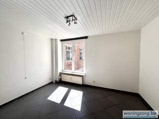 <p>Lichtrijk en gezellig appartement met 2 slaapkamers <br />Dit toffe appartement kan met zijn ideale ligging een vlotte verbinding garanderen op alle vlakken. Op wandelafstand bereik je het treinstation, busstation en de toffe Mechelse binnenstad. Met de auto bereik je zeer snel de binnenring, tangent en autosnelwegen. Mits een bewonerskaart kan je gratis in de buurt parkeren, alsook is er een ondergrondse parkeergarage op 2 min wandelen waar je verschillende soorten abonnementen kan aangaan of waar bezoek perfect kan parkeren. <br /><br />Het appartement is gelegen op de tweede verdieping van dit fijne gebouw en is te bereiken met een trap of kleine lift. Er is een ruime woonkamer met aansluitend de keuken, voorzien van een oven, inductievuur, dampkap en koelkast met vriesvak. Verder zijn er nog 1 grote en 1 kleinere slaapkamer en een badkamer met douche, enkel lavabomeubel en toilet. <br />Op het gelijkvloers is er per appartement een wasplaats voorzien waar je een wasmachine en droogkast kan plaatsen, een fietsenstaanplaats en een berging. <br /><br />Een tof appartementje voor mensen die graag dichtbij de stad willen wonen maar niet willen inboeten op bereikbaarheid. <br />Provisie gemeenschappelijke kosten: €50,- (elektriciteit en onderhoud gemeenschappelijke delen + brandverzekering met afstand van verhaal - je dient wel nog een inboedelverzekering aan te gaan) <br /><br />Aarzel niet en vraag nu jouw bezoek aan via info@immosir.be!</p>