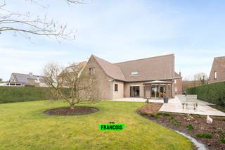 Bezoekmoment 04/03 namiddag, op afspraak na contact via mail.<br /><br />In een rustige en residentiële omgeving in Koolskamp (Ardooie) vinden we deze degelijk gebouwde villa (1991) op een perceel van 902 m², opgetrokken door lokale aannemer Vanheste uit Wingene. Een woning die uitblinkt in ruimte, onderhoud en functionele indeling, ideaal voor gezinnen of wie gelijkvloers wil wonen met extra mogelijkheden boven.<br /><br />De woning beschikt over een lichtrijke leefruimte met gezellige houtkachel, aansluitend een veranda met zicht op de tuin, perfect als extra leef- of eetruimte. De keuken is praktisch ingericht met voldoende kastruimte en werkcomfort.<br /><br />Een grote troef is het gelijkvloers wooncomfort met 2 volwaardige slaapkamers en badkamer op het gelijkvloers. Op de verdieping bevinden zich nog 2 slaapkamers, aangevuld met een extra zeer ruime kamer (momenteel in gebruik als zolder), die eenvoudig kan worden ingericht als bijkomende slaapkamer, hobbyruimte of bureau.<br /><br />Verder beschikt de woning over een dubbele garage, centrale verwarming op aardgas, dubbele beglazing (PVC raamwerk), rolluiken,regenwaterput van 15.000 liter, laadpaal en drijfkracht<br /><br />De zuidgerichte tuin is onderhoudsvriendelijk en biedt voldoende privacy, met ruimte voor terras, speelzone of rustpunt.<br /><br />Kortom: een zeer complete, instapklare woning met veel potentieel, op een rustige ligging en met een logische, toekomstgerichte indeling.<br /><br />Contacteer ons voor een bezoek en ontdek zelf de ruimte en mogelijkheden van deze woning.<br /><br />