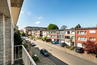 Op zoek naar een lichtrijk appartement op een rustige locatie in Deurne? Dit appartement bevindt zich op de tweede verdieping van een kleinschalig gebouw en geniet van de volgende indeling:<br /><br />Via de inkomhal komt u terecht in de lichtrijke leefruimte van (20 m²). Deze biedt voldoende plaats voor een gezellige zithoek en eetruimte. Aansluitend bevindt zich het terras vooraan, waar u kan genieten van een open zicht op de rustige straat.<br /><br />De aparte keuken is functioneel ingericht en geeft toegang tot een tweede, kleiner terras achteraan.<br /><br />Verder beschikt het appartement over een nachthal die toegang biedt tot de slaapkamer (ca. 11,5 m²), een badkamer en een aparte bergruimte.<br />De badkamer is uitgerust met een ligbad en lavabomeubel.<br /><br />Daarnaast is er nog een praktische berging op het gelijkvloers inbegrepen, wat zorgt voor extra opslagmogelijkheden.<br /><br />Tot slot is er nog een inpandige garage, met oprit verplicht mee aan te kopen aan 16.000€. <br /><br />Het appartement is op heden verhuurd en de huurder wilt graag blijven. <br /><br />Troeven:<br />+ Rustige ligging<br />+ Gunstig EPC / conforme elektriciteit<br />+ Twee terrassen<br />+ Garage met berging en oprit<br />+ Ideaal als investering<br /><br />Interesse in dit appartement? Contacteer ons op 03 337 50 70 of via info@vbvastgoed.be.