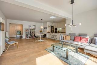Dit gelijkvloerse appartement (117 m²) in een recent complex combineert een het comfort van een modern pand met tuin met de functionaliteit van een appartement.<br />De inkomhal leidt direct naar een zonovergoten leefruimte met een strakke open keuken, volledig uitgerust met hedendaagse inbouwapparatuur. Naast twee volwaardige slaapkamers beschikt het appartement over een aparte bureau of 3de slaapkamer— ideaal voor wie wonen en werken flexibel wil combineren.<br />De moderne badkamer garandeert puur comfort, aangevuld met een apart gastentoilet voor optimaal gebruiksgemak. Een privatieve kelderberging zorgt voor de nodige praktische opslagruimte.<br />De troeven op een rij:<br />117 m² woonoppervlakte: Riant en overzichtelijk gelijkvloers wonen<br />Flexibele indeling: 2 volwaardige slaapkamers + volwaardige home-office of 3de kamer<br />Hedendaags comfort: Moderne keuken, strakke badkamer en apart gastentoilet<br />Extra opslag: Privatieve kelderberging inbegrepen<br />Toplocatie in Antwerpen: Winkels, hotspots en openbaar vervoer op wandelafstand