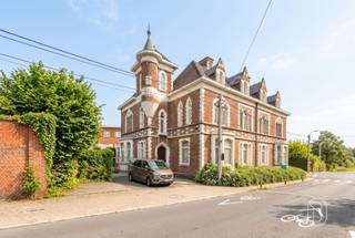 <p>UNIEK HERENHUIS met ENORM veel POTENTIEEL. CHARMANTE te renoveren HERENWONING (bestaande uit 2 identieke woningen - nu 1 van gemaakt) met OPRIT, 5 GARAGEBOXEN en TUIN. Ideaal voor VRIJ BEROEP/ZELFSTANDIGE/GROEPSPRAKTIJK. Enorm veel POTENTIEEL. School-/onderwijsgerelateerde activiteit verplicht. Bezoek na afspraak; Info@immobeguin.be</p>