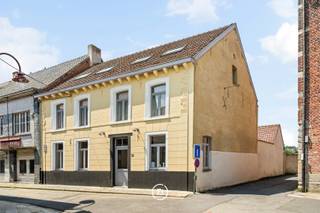Ontdek dit uitzonderlijke charmante hotelpand uit de 18de eeuw, gelegen op een toplocatie in het centrum van Bever, vlak naast de kerk. Dit karaktervolle gebouw combineert authentieke elementen met hedendaags comfort en biedt tal van mogelijkheden voor hoteluitbating, horeca of een veelzijdig commercieel concept.<br /><br />Het pand beschikt momenteel over 7 ruime en sfeervolle gastenkamers, elk voorzien van een eigen ensuite badkamer, waardoor optimaal comfort voor de gasten gegarandeerd wordt. Bovendien bestaat de mogelijkheid om een 8ste kamer met ensuite badkamer te realiseren.<br />De gezellige binnenkoer met vijver vormt een oase van rust waar gasten in alle privacy kunnen genieten. Daarnaast beschikt het hotel over een aangename ontbijtruimte, perfect om gasten in een warme en gastvrije sfeer te ontvangen.<br />Een absolute troef is de ruime polyvalente zaal, die zich uitstekend leent voor seminaries, recepties of andere evenementen. Dankzij de royale oppervlakte en praktische indeling biedt deze ruimte bovendien een uitstekende opportuniteit om een restaurant of brasserie te realiseren.<br />Aansluitend bevindt zich een mooi terras met een ruime, verzorgde tuin met prachtige linde en leifruit, een bijzonder aantrekkelijke troef die de mogelijkheden voor een succesvolle horeca-uitbating of exclusieve evenementen nog verder versterkt.<br />Als laatste beschikt het pand over voldoende parkeerplaats voor de deur.