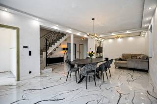 Op een uitstekende locatie te Keerbergen bevindt zich deze ruime, recent gerenoveerde woning met 5 slaapkamers en magazijn van 75m² op een perceel van 1147 m². U geniet hier van een goede ligging in een aangename omgeving, toch in de nabijheid van het centrum met winkels, scholen en het openbaar vervoer. <br /><br />We betreden de woning via de inkomhal met vestiaire mogelijkheden. De ruime leefruimte geniet van veel lichtinval door de vele raampartijen. U kunt deze inrichten met een gezellige zithoek en een aparte eetplaats. De geheel vernieuwde keuken is mooi geïntegreerd in het geheel en voorzien van kwalitatieve toestellen. Daarnaast biedt deze toegang tot de tuin met terras waarin u kunt steeds in alle rust en privacy kan genieten van het mooie weer. Op het gelijkvloers beschikt u verder nog over een tweede woonkamer die uitkijkt op de tuin en een aparte badkamer met inloopdouche, lavabo en toilet. De nachthal op de eerste verdieping geeft ons toegang tot 4 ruime slaapkamers, een aparte wasplaats en een badkamer de welke nog afgewerkt dient te worden. De woning is daarnaast ook voorzien van een ruime zolder die bereikbaar is via een vaste trap en ingericht kan worden als extra slaapkamer of bergzolder. Zowel vooraan de woning alsook achteraan zijn er voldoende parkeermogelijkheden voorzien. Tot slot beschikt de woning ook over een conforme elektrische keuring en een gunstig EPC (218)!<br /><br />Vooraan de woning bevindt zich een bureau met toilet dat van buitenaf toegankelijk is. Daarnaast beschikt de woning ook over een praktisch magazijn van 75m² dat naar eigen wens verder ingericht kan worden en heel wat mogelijkheden biedt voor zelfstandigen.<br /><br />Dit is een uitstekende opportuniteit als u op zoek bent naar een ruime, recent gerenoveerde woning met 5 slaapkamers en magazijn in een aangename omgeving te Keerbergen. Contacteer ons voor meer informatie op 0479/47.09.61 of neem een kijkje op www.boonstravastgoed.be . <br /><br />Bijzonderheden:<br />- 5 slaapkamers<br />- Uitstekende ligging<br />- Recent gerenoveerd