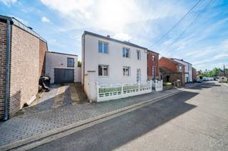 Maison 3 façades idéalement située dans une rue calme du paisible village de Corswarem, à proximité immédiate de la E40 et de toutes les...