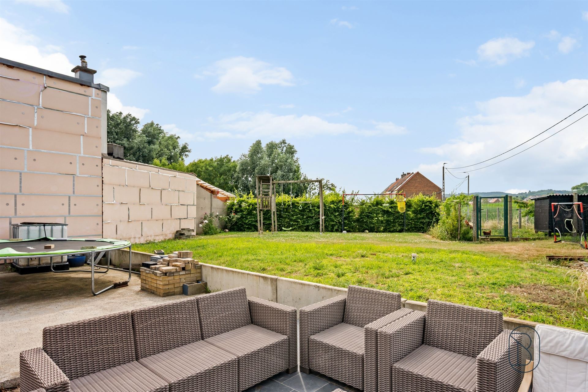 Recently renovated family home with 4 bedrooms, a garage, and a yard - photo 5