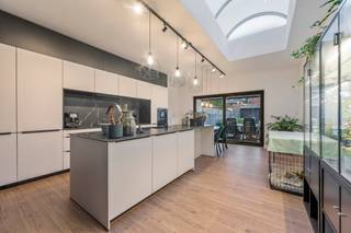 <p>Te koop: karaktervolle gesloten woning in Sint-Niklaas, gelegen aan de stadsrand met vlotte toegang tot invalswegen.</p>

<p> </p>

<p>Deze woning uit 1935 combineert authentieke charme met praktische leefruimtes. Gelegen in een residentiële buurt, geniet u van een rustige omgeving met alle voorzieningen binnen handbereik. De ruime keuken vormt het hart van de woning, terwijl de gezellige tuin van 75 m² een fijne plek biedt om buiten te ontspannen. Dankzij de gunstige ligging aan de stadsrand bent u snel op weg naar het centrum of de omliggende gemeenten.</p>

<p> </p>

<p>Belangrijkste ruimtes:<br />• Inkomhal (11 m²) met toegang tot de leefruimtes<br />• Living (21 m²) met aangename lichtinval<br />• Ruime keuken (29 m²) volledig ingebouwd en voorzien van inductiekookplaat, oven, microgolf, vaatwasser en koelkast<br />• Toilet (4 m²) met handenwasser<br />• Badkamer (13 m²) met douche, toilet, bidet en ingemaakte kasten<br />• Slaapkamer 1 (18 m²)<br />• Slaapkamer 2 (15 m²)<br />• Slaapkamer 3 (21 m²)<br />• Polyvalente ruimte (11 m²) met ingemaakte kasten<br />• Tuin (75 m²) ideaal voor ontspanning</p>

<p> </p>

<p>Troeven:<br />• Rustige, residentiële ligging aan de stadsrand<br />• Ruime, volledig uitgeruste keuken<br />• Gezellige tuin van 75 m²</p>

<p> </p>

<p>Neem vandaag nog contact op met uw ERA-makelaar voor een bezoek.</p>

<p> </p>

<p>JOUW DROOMHUIS. ZO GEVONDEN!</p>