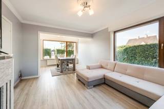 Deze woning is gelegen te Tielt (Meulebeke) met name in de Tieltstraat 144 en dit op een perceel van 267 m². Dit door de CENTRALE LIGGING op wandelafstand van bakker, slager, winkels, school.<br /><br />PLUSPUNTEN:<br />* CENTRALE LIGGING | RUIME WOONST<br />* 3 SLPKS<br />* INPANDIGE GARAGE<br /><br />INTERIEUR:<br />Via de inkomhal, voorzien van een gastentoilet, krijgt u toegang tot de kelder. De lichtrijke leefruimte sluit naadloos aan op de volledig geïnstalleerde keuken. Verder beschikt de woning over een inpandige garage die tevens dienst kan doen als wasruimte en extra bergruimte.<br /><br />Op de eerste verdieping bevinden zich drie volwaardige slaapkamers, een badkamer en een praktische dressing of berging.<br /><br />EXTERIEUR:<br />De woning beschikt over een aangenaam terras en een volledig afgesloten tuin, ideaal voor kinderen en huisdieren. Achteraan de tuin bevindt zich bovendien een tuinhuis, perfect voor het opbergen van tuinmateriaal en fietsen.
