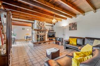 MAISON A VENDRE à GERAARDSBERGEN<br /><br />Pour une visite appelez Saimen : 0470/79.24.20 ou envoyez un email à saimen@cornelis-partners.be<br />Située dans un cul-de-sac tranquille, cette charmante maison offre une oasis de paix et d'intimité - idéale pour les familles ou ceux qui recherchent une maison rurale.<br /><br />Disposition :<br />La propriété est aménagée au rez-de-chaussée et comprend un hall d'entrée accueillant, une cuisine pratique (mise à jour en 2020), une salle à manger et un espace de vie. Il y a également trois chambres à coucher de taille normale et une salle de bains - parfaitement aménagées pour une vie confortable.<br />Un escalier fixe permet d'accéder au grenier spacieux, où vous avez la possibilité de créer des chambres supplémentaires ou une salle de loisirs - idéal pour ceux qui ont besoin de plus d'espace ou d'un aménagement flexible de l'étage.<br /><br />Atouts supplémentaires :<br /><br />Spacieux débarras/garage - utile pour les vélos, le matériel de jardinage ou un espace de stockage supplémentaire<br />Panneaux solaires combinés à une batterie domestique <br />Double vitrage dans un cadre en bois <br />Situation rurale - entourée de verdure et de nature<br />Rue en cul-de-sac - vie sûre et tranquille, pas de trafic de transit<br />Cette maison allie tranquillité, espace et emplacement unique. Une maison idéale pour ceux qui aiment le plein air sans faire de compromis sur le confort.<br /><br />Intéressé(e) ?<br />N'hésitez pas à prendre rendez-vous pour une visite et découvrez par vous-même le potentiel et le charme de cette propriété !