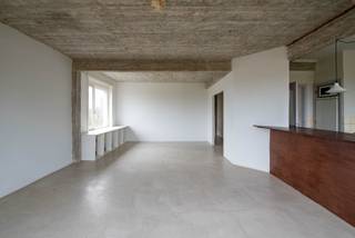 Centraal gelegen loft met prachtig uitzicht over de stad Antwerpen! Deze loft bevindt zich op de 6de verdieping van residentie ‘Windekind’ en ligt op wandelafstand van winkels en openbaar vervoer.<br /><br />Het appartement met betonvloer is ingedeeld als volgt: inkomhal, lichtrijke woonkamer, volledig ingerichte keuken met kasten en toestellen (waaronder kookfornuis, oven, koelkast, spoelbak en vaatwasser), twee ruime slaapkamers en een ingerichte badkamer met ligbad/douche, dubbele lavabo en aansluiting voor was- en droogkast.<br /><br />Algemene onkosten bedragen 250 euro / maand (INCL. provisie verwarming, privatief waterverbruik, poetsen gemene delen, onderhoud lift, onderhoud tuin, ...)! <br /><br />Als extra troeven beschikt het appartement over een overdekte parkeerplaats en een gemeenschappelijke tuin.