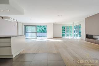 Wonen op toplocatie in Kasterlee, met alle comfort én een uitzonderlijk groen uitzicht? Dit hoogwaardig afgewerkte penthouse (192m²)op de...