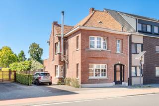 Sommige woningen verrassen je pas wanneer je er binnenstapt… en deze is er zo eentje! Achter de gevel van deze gezellige woning in de Sint-Katharinastraat 114 schuilt een heerlijke buitenruimte waar vakantiegevoel nooit ver weg is.<br /><br />Parkeren doe je makkelijk op de eigen oprit, maar daarna gaat alle aandacht meteen naar de leuke tuin. Verschillende gezellige zitplekjes, een praktisch atelier én als absolute kers op de taart: het zwembad! Hier zie je jezelf meteen lange zomeravonden doorbrengen met familie en vrienden.<br /><br />Ook binnen charmeert de woning met haar gezellige karakter. Op het gelijkvloers vinden we een knusse woonkamer met een bijzonder lichtrijk eetgedeelte. Achter het hoekje piept de keuken tevoorschijn en dankzij een slim weggewerkte, verborgen kast is er verrassend veel extra bergruimte. Ook de kelder zorgt voor dat extra beetje praktische opslagruimte.<br /><br />Boven zijn er maar liefst 4 gezellige slaapkamers en een badkamer met ligbad. Nog meer ruimte nodig? De zolder is bereikbaar via een vaste trap en biedt heel wat mogelijkheden om verder in te richten als extra slaapkamer, bureau, hobbyruimte of speelkamer.<br /><br />Kom kijken, laat je verrassen en misschien vier jij hier volgende zomer wel vakantie in eigen tuin!