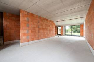 Deze casco woning in het landelijke Lierde combineert modern comfort met een heerlijk buitenleven. De ruime en lichtrijke woonkamer met open keuken en grote berging connecteert naadloos met het terras en tuin. Op de verdieping zijn 4 slaapkamers, badkamer en nachttoilet en de 2e verdieping met vaste trap biedt ruimte voor 2 extra kamers en badkamer. Hiermee is dit het perfecte thuis voor jouw gezin en jouw toekomst!<br />Buiten geniet u van een comfortabele tuin met een gezellig terras dat perfect zuidwestelijk is georiënteerd, ideaal om van 's middags tot 's avonds in de zon te ontspannen. Aan de voorkant beschikt u bovendien over twee privé-parkeerplaatsen. Carport met tuinberging is ook reeds vergund.<br />U koopt de woning in zijn huidige staat en verzorgt de binnenafwerking, technieken en inrichting volledig zelf of met eigen aannemers, dan komt dit op € 368.000 (excl. aankoopkosten). Ook mogelijkheid om verdere afwerking op maat bij te kopen !<br />✅ Rustige landelijke ligging<br />✅ School en kinderopvang op enkele minuten<br />✅ Station Lierde op ca. 5 min. rijden<br />✅ Vlotte verbinding naar Geraardsbergen, Brakel en Zottegem<br />✅ Wandel- en fietsparadijs in de Vlaamse Ardennen