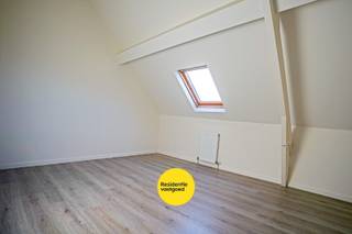 KIJKDAG ZATERDAG 18/04 VAN 14U TOT 16U! (graag vooraf inschrijven) Instapklare woning met 4 slaapkamers en ruime tuin. Bij verkoop/akte zal de woning met uitzondering van de keuken, langs de binnenzijde volledig afgewerkt zijn, waardoor je enkel nog je eigen keukenstijl mag kiezen. In het landelijke en rustige Vleteren bevindt zich deze ruime en praktisch ingedeelde woning, ideaal voor wie op zoek is naar comfortabel en toekomstgericht wonen. De woning beschikt over vier volwaardige slaapkamers, wat ze uitermate geschikt maakt voor grotere gezinnen of voor wie wonen en werken wil combineren. Zowel op het gelijkvloers als op de verdieping is er een badkamer aanwezig, wat zorgt voor extra comfort en gebruiksgemak. Verder geniet je van een ruime, zonnige tuin waar het aangenaam vertoeven is. Via de garage heb je een rechtstreekse doorgang naar de tuin, wat zeer praktisch is voor fietsen, tuinmateriaal of hobby’s. Bovendien is de tuin ook langs de achterzijde toegankelijk, een absolute meerwaarde. De vermelde prijs is een richtprijs, elk bod hoger, gelijk aan of lager zal voorgelegd worden aan de verkoper(s). De verkoper(s) behouden het recht om dit al dan niet te aanvaarden of een tegenvoorstel te formuleren. (renderbeelden kunnen afwijken van de effectieve afwerking, vraag ons gerust naar meer info hieromtrent.<br />Tuin, keuken en bekleding achtergevel kunnen mits meerprijs ook afgewerkt worden door de verkopende partij).