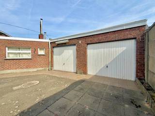 Dit op te frissen pand kan voor u als koper een ideale starterswoning of een goede investering zijn ! Het woonhuis heeft een TOPligging in het centrum van Ertvelde met alles op wandel- en fietsafstand, dit heeft steeds een waardebehoud ! Mits het opfrissen naar eigen wensen kan u hier een echte parel creëren waarbij de ruime dubbele garage een extra meerwaarde is voor opslag of voor de doe-het-zelver met veel materiaal of zelfs voor uitbreiding van de woning ! Het pand is perfect bewoonbaar en u kan blijven wonen bij eventuele renovatie (renovatie verplichting van toepassing - EPC label F). <br />Troeven: <br />- LIGGING IN HET CENTRUM VAN ERTVELDE !<br />- Aankoop aan 2% registratierechten (bij eerste & enige aankoop) + verbouwen aan 6% btw mogelijk;<br />- Jarenlang zeer goed onderhouden (nette keuken en badkamer - perfect bewoonbaar);<br />- Ideale & praktische indeling;<br />- Betonnen gewelven ! <br />- 3 slaapkamers; <br />- Leuke zijtuin; <br />- Handige ruime garage + oprit ! <br /><br />Indeling: inkomhal, leefruimte bestaande uit 2 delen, nette keuken, handige bijkeuken, apart toilet en de doorgang naar de dubbele garage met enorm veel opslagmogelijkheden.<br />1ste verdieping: nachthal, 3 slaapkamers en de nette badkamer met douche & toilet.<br /><br />Meer info of een bezoek? Bel WIJSvastgoed op +32 9 395 80 10 !