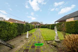 🔨 Te renoveren woning met veel potentieel – Zuidstraat 21, Oudenburg 🏡Deze centraal gelegen woning bevindt zich op wandelafstand van openbaar...