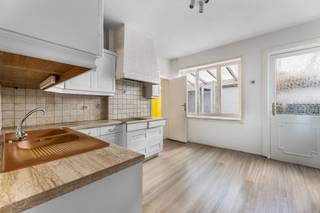 In het groene en gegeerde Oud-Heverlee bevindt zich deze te renoveren woning op een perceel van ca. 6 are. Dankzij de rustige en residentiële ligging, nabij prachtige natuurgebieden en met een vlotte verbinding naar Leuven en de E40, vormt deze eigendom een unieke opportuniteit voor wie op zoek is naar een woning met renovatie potentieel op een toplocatie. De woning omvat op het gelijkvloers een inkomhal, een keuken, een eetruimte met aansluitende leefruimte, een badkamer uitgerust met douche en lavabo, evenals een praktische berging. Op de eerste verdieping bevinden zich drie volwaardige slaapkamers. De veranda zorgt voor een aangename overgang naar de groene tuin, waar u in alle rust kan genieten van de omgeving. Verder beschikt de woning over een inpandige garage. Achteraan de tuin is er een bestaande erfdienstbaarheid van doorgang ten voordele van het naastliggende perceel, wat op een discrete en functionele manier in de indeling van het terrein geïntegreerd is. Deze woning biedt tal van mogelijkheden voor gezinnen of kopers die hun eigen woonproject wensen te realiseren en de woning volledig naar eigen smaak willen inrichten op een aantrekkelijke locatie. Wenst u meer informatie of een bezoek ter plaatse? Contacteer ons via 016 22 82 22 of mail naar info@homies.be.
