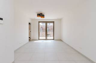 <p>Bezoek mogelijk na aanmaak huurdersprofiel via: https://onid.mijnhuurprofiel.be/property/6d261ed1-6457-4e33-9828-0c86869e48b4</p><p>Dit moderne <strong>BEN-appartement</strong> bevindt zich in <strong>project Het Midden</strong>, een rustige en bijzonder aangename woonwijk waar comfort en kwaliteit centraal staan.</p><p>Het appartement beschikt over één ruime slaapkamer met ensuite badkamer, wat zorgt voor een luxueuze en praktische indeling. Daarnaast is er een <strong>handige berging</strong> in het appartement zelf. Op het terras geniet je van een <strong>open zicht</strong>, onder andere op het naastgelegen park.</p><p>Het appartement is uitgerust met hedendaagse technieken zoals vloerverwarming, een energiezuinige warmtepomp en automatische screens.</p><p>Verder is er een kelderberging met elektriciteitsaansluiting.</p><p>Een <strong>staanplaats</strong> met laadpaal is inbegrepen in de prijs. De gemeenschappelijke kosten bedragen <strong>100</strong> euro per maand.</p>