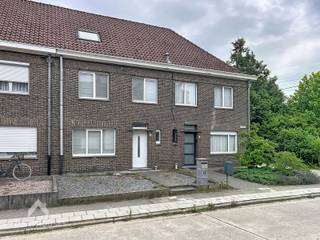 <p>Instapklare woning in de nabijheid van allerlei faciliteiten bestaande uit een inkomhal met afzonderlijk toilet, lichtrijke leefruimte met eet-en zithoek, uitgebouwde tuinkamer/polyvalente ruimte, was/bergplaats en een onderhoudsvriendelijke tuin met terras + tuinberging en uitweg langs te achterzijde (ideaal voor fietsen of privatieve oprit voor de wagen). Op het 1<sup>ste</sup> verdiep zijn 2 ruime slaapkamers, ingerichte badkamer (inloopdouche, lavabo en toilet) en een vaste trap naar de 2<sup>de</sup> verdieping die afgewerkt is met een 3<sup>de</sup> en 4<sup>de</sup> slaapkamer + berging.</p>
<p></p>
<p>Extra troeven:</p>
<ul>
<li>Energiezuinig</li>
<li>Conforme keuring elektriciteit</li>
<li>Dubbele beglazing (PVC) en CV op gas</li>
<li>Droge kelder</li>
<li>In de nabijheid van scholen, winkels en openbaar vervoer</li>
<li>Instapklaar</li>
</ul>
<p></p>
<p>Deze woning is te koop ZONDER makelaar via het concept van Smart Houses! Wenst u verdere inlichtingen of bezoek? Contacteer rechtstreeks de eigenaar via 0485/78.06.69</p>
