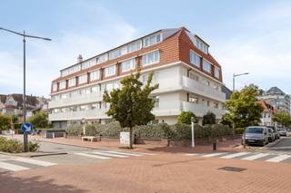 Op een uitstekende ligging in de Bayauxlaan te Knokke bevindt zich dit lichtrijke appartement met één slaapkamer te koop. <br /><br />Het appartement is gelegen in de residentie ‘Ocean’, waar de voorbije jaren reeds verschillende investeringen werden uitgevoerd in de gemene delen. De leefruimte geniet dankzij de vele raampartijen van een aangename natuurlijke lichtinval en biedt bovendien een subtiel streepje zeezicht, wat zorgt voor een extra vakantiegevoel.<br /><br />De praktische indeling omvat een lichtrijke leefruimte, een keuken, één volwaardige slaapkamer en een ensuite badkamer. De keuken en badkamer kunnen naar eigen smaak worden opgefrist, waardoor hier de mogelijkheid ontstaat om het appartement verder te personaliseren en er een aantrekkelijke kuststek van te maken.<br /><br />De ligging is een absolute troef. Vanuit de Bayauxlaan bereikt u vlot het strand en de Zeedijk, terwijl het levendige Rubensplein en de populaire Lippenslaan vlakbij gelegen zijn. Ook openbaar vervoer, winkels, restaurants en andere voorzieningen bevinden zich op wandelafstand. Hierdoor is het appartement zowel voor eigen gebruik als voor (vakantie)verhuur bijzonder interessant.<br /><br />Mooi aanbod voor wie op zoek is naar vastgoed in Knokke-Heist! <br /><br />Wenst u meer informatie of een bezoek? Neem dan contact op met onze vastgoedexpert Arne Vandierendonck 0493 25 35 85 of arne.vandierendonck@dewaele.com <br /><br />Bestuursmaatregelen in het maatregelenregister: nee<br /><br />Deze AI-visualisaties zijn bedoeld als inspiratie. Er werd geen rekening gehouden met technische specificaties, stedenbouwkundige voorschriften of de concrete mogelijkheden tot realisatie.