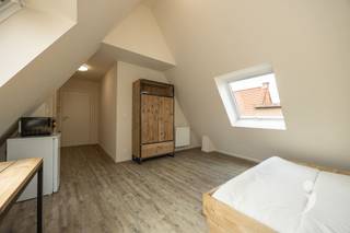 <p><span>Recently renovated room with private bathroom.</span></p><p><span> </span></p><p><span>This quality student room, located on the shopping street of Leuven, is completely brand new.</span></p><p><span>You have a sleeping area, desk, wardrobe with your own fridge and microwave, and a private bathroom.</span></p><p><span>In the building, there are 2 well-equipped communal kitchens, as well as a cozy lounge area with a sun terrace.</span></p><p><span> </span></p><p><span>Currently rented at 670 EUR (excluding costs)</span></p><p><span> </span></p>