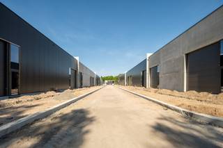 Bedrijvensite "ASPARK" - KMO UNIT 4 - 216 m² <br />Het bedrijvenpark "ASPARK" bestaat uit 31 kwalitatief hoogstaande KMO-units met complementaire kantoren en showrooms met een oppervlakte van 144 m² tot 388 m². Deze site van ong. 8.000 m² is strategisch gelegen op de hoek van de Steenweg en Ambachtenstraat en biedt de voorliggende units een uitstekende, pertinente zichtlocatie. Het bedrijvenpark bevindt zich op de verbindingsweg Genk - As, langs een fietssnelweg, op amper 3 km van het op- en afrittencomplex E-314 Genk-Brussel-Leuven en vlakbij de N75.<br />Opslag- en KMO units in verschillende niveaus en formaten zijn beschikbaar. Alle units worden uitgerust met een sectionale poort met loopdeur, lichtstraat, LED-verlichting, wateraanvoer en elektriciteit met aparte meter. Vloeren worden voorzien in gepolierd beton met een voorziene vloerbelasting van 1 ton/m². Reclametotem met naam en brievenbus. Parkeerplaatsen zijn inbegrepen in de prijs, aantal afhankelijk van unit. Start der werken is gepland in het voorjaar 2024.<br /><br />Voor meer info/indelingsplannen bel Danny op 0471/10.00.69 of Dario op 0472/09.27.56 of 011/22.19.17 - danny@limburgsvastgoed.be of dario@limburgsvastgoed.be of kijk op www.limburgsvastgoed.be
