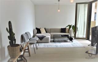 Frontaal waterzicht vanuit dit lumineuze recente appartement met terras! Op de tweede verdieping bevindt zich dit recente appartement. Met frontaal...