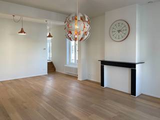 Dit prachtig afgewerkte appartement bevindt zich op de tweede verdieping van de bruisende IJzerlaan. Dankzij de uitstekende ligging geniet u van een vlotte bereikbaarheid via belangrijke invals- en uitvalswegen, het openbaar vervoer, het historische stadscentrum en het station Gent-Sint-Pieters, die zich allemaal in de nabije omgeving bevinden.<br /><br />De imposante inkomhal zet meteen de toon voor de rest van het gebouw en biedt toegang tot de traphal, de privatieve kelderberging en de gemeenschappelijke fietsenstalling. Bij het betreden van het appartement komt u terecht in een oase van rust, mede dankzij de kwalitatieve isolatie en hoogrendementsbeglazing. Bovendien zorgt het gunstige EPC voor een energiezuinig verbruik en lage energiekosten.<br /><br />Het appartement wordt gekenmerkt door hoogwaardige afwerkingsmaterialen, een overvloed aan natuurlijk licht en is uitgerust met verlichting en verduistering. De indeling is als volgt: een inkomhal, een praktische berging met aansluiting voor een wasmachine en droogkast, een lichtrijke open leefruimte met zit- en eethoek, een volledig uitgeruste keuken, een slaapkamer, een badkamer met inloopdouche en een afzonderlijk toilet.<br /><br />Het appartement is beschikbaar vanaf 1 augustus 2026 en wordt verhuurd aan € 1.000 per maand, aangevuld met een vaste bijdrage van € 50 per maand voor de gemeenschappelijke kosten (exclusief EGW). Er wordt gewerkt met een huurovereenkomst van drie jaar en domiciliering is verplicht.<br /><br />